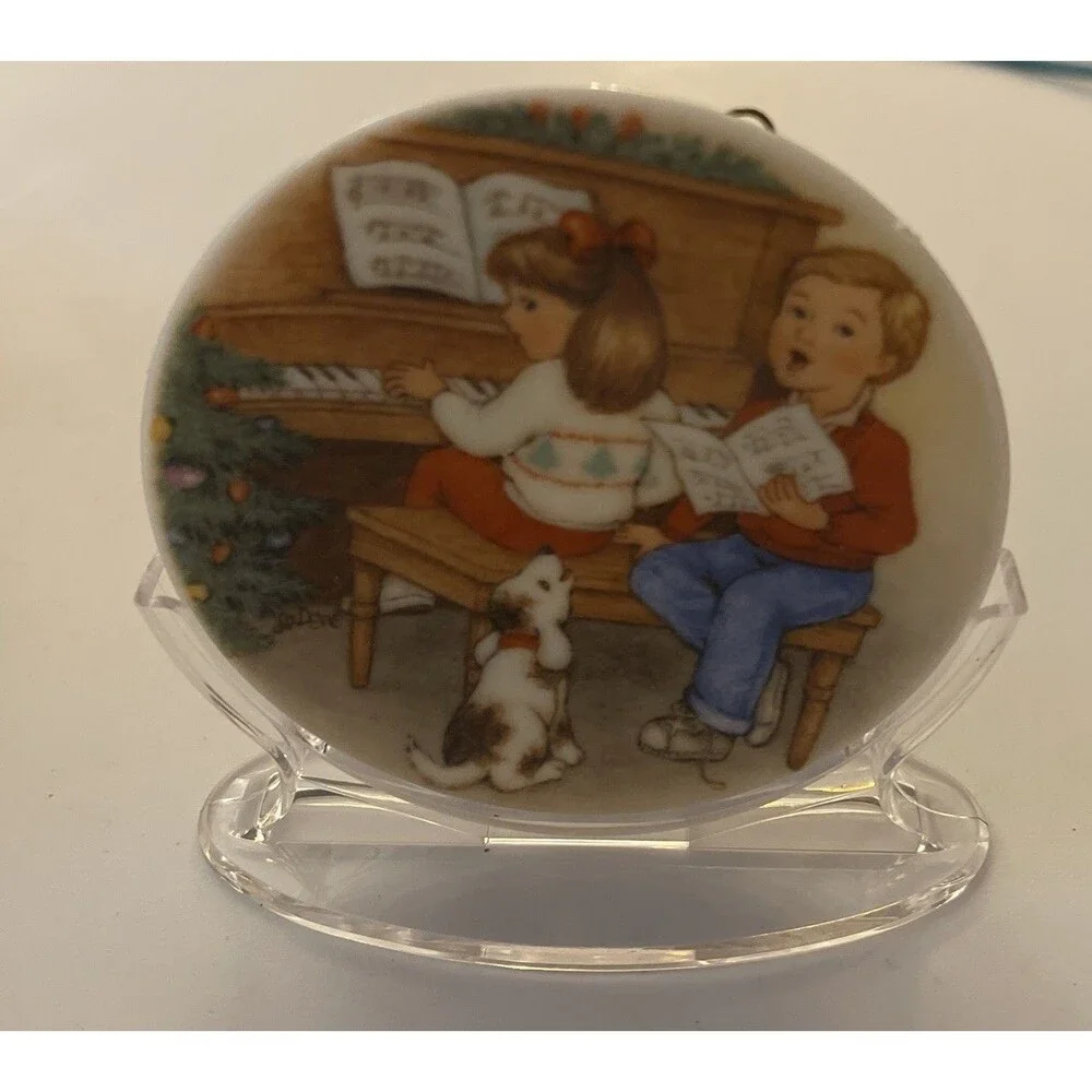 Hallmark Keepsake Ornament Sweet Holiday Harmony 1992 Collector’s Plate with Sta
